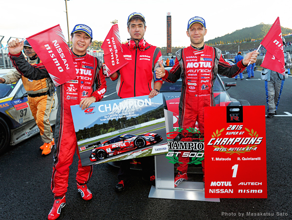 ロニー・クインタレッリ選手（NISMO MOTUL AUTECH GT-R 1号車）が  2015 AUTOBACS SUPERGT SERIES GT500クラスシリーズチャンピオンを獲得し、  2連覇を達成いたしました。